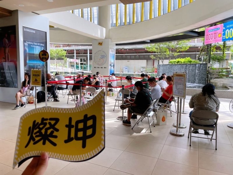 iPhone 17系列19日上午開賣,燦坤內湖旗艦店湧入逾30位排隊民眾搶買新機。(燦坤提供)中央社記者何秀玲傳真 114年9月19日