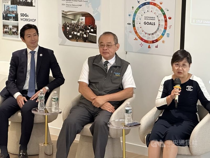 世台會董事暨執行長林鋕銘(中)9月在紐約總部接待到訪的僑委會委員長徐佳青(右)。中央社記者廖漢原紐約攝 114年9月19日