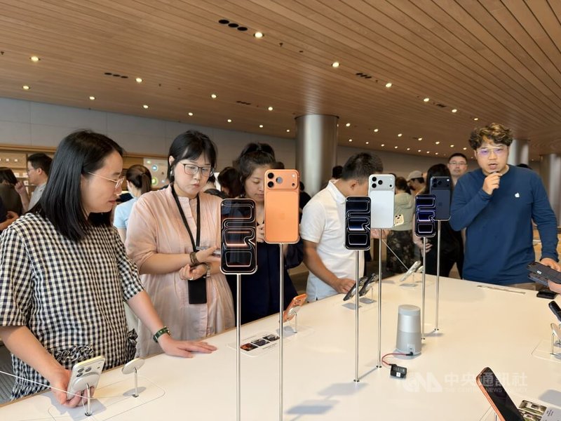 iPhone 17系列開賣首日,多數中國民眾偏好iPhone 17 Pro和iPhone 17 Pro Max,顏色上則更偏愛今年新出的橙色以及經典的銀色。中央社記者廖文綺上海攝 114年9月19日