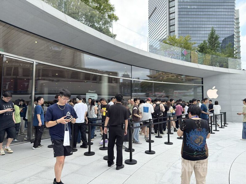 iPhone 17系列開售首日，上海靜安APPLE旗艦店外大排長龍。中央社記者廖文綺上海攝 114年9月19日