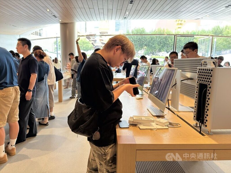 iPhone 17系列開賣首日,在上海靜安APPLE旗艦店內,民眾領取新機。中央社記者廖文綺上海攝 114年9月19日