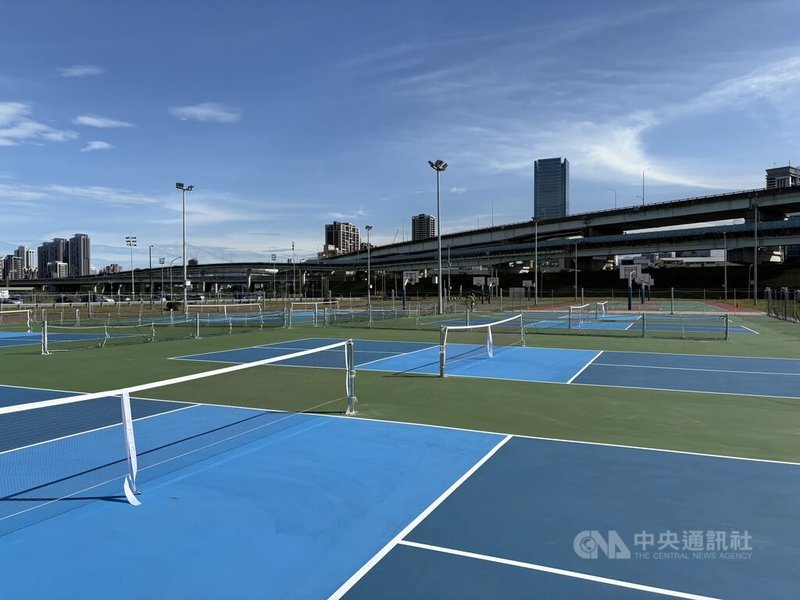 新北市政府高灘處改建二重疏洪道原有籃球場，打造全台首座河濱匹克球專用球場，19日舉辦啟用典禮。中央社記者曹亞沿攝  114年9月19日