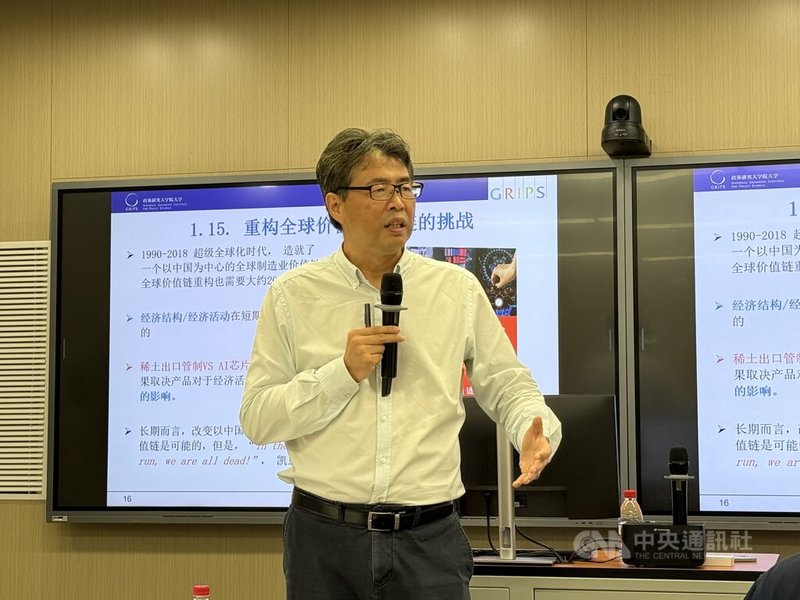 日本國立政策研究大學院大學經濟學教授邢予青19日在上海交通大學就「全球價值鏈視角下的中美貿易戰」發表演講。中央社記者廖文綺上海攝  114年9月19日