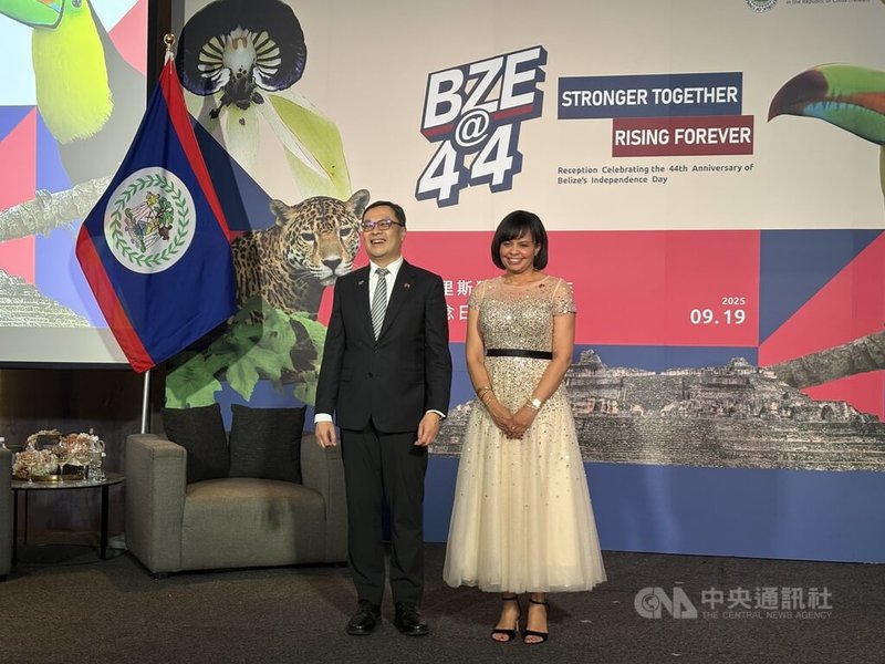 貝里斯駐台大使館19日舉辦獨立44週年國慶酒會，外交部政務次長陳明祺（左）與貝里斯駐台大使梅凱瑟（右）和全場貴賓致意。中央社記者吳書緯攝 114年9月19日