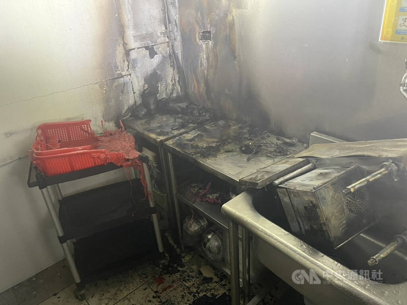 銘傳大學餐廳19日發生火警，台北市消防局派出大批人車到場救援，火勢在20分鐘內撲滅，未釀傷亡，僅燒損飲料封膜機及周邊雜物，起火原因有待釐清。（翻攝照片）中央社記者劉建邦傳真    114年9月19日