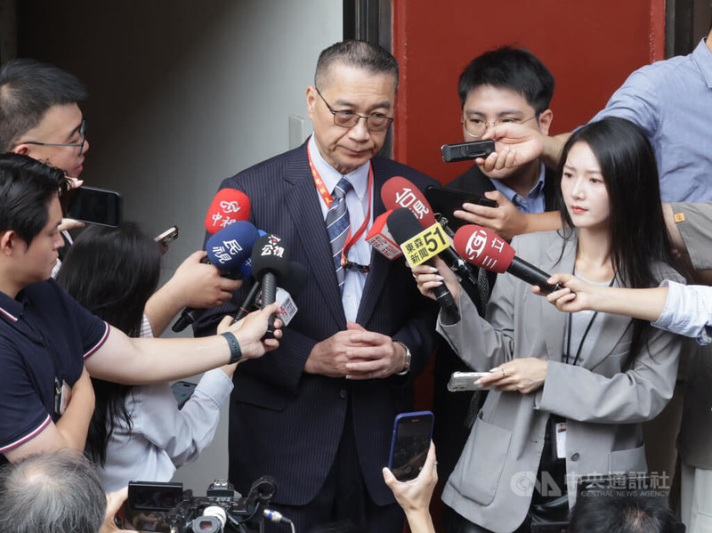 立法院新會期19日開議，民進黨團召開會議，討論黨團幹部等事項，民進黨祕書長徐國勇（中）一早現身引來關注。徐國勇重申黨團自主，他是受邀列席，如果沒有邀請他就不會來。中央社記者裴禛攝　114年9月19日
