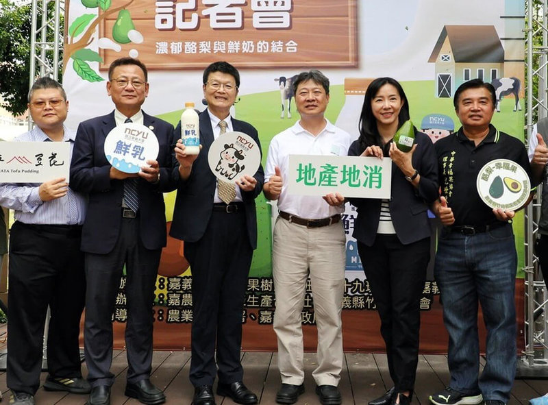 嘉義大學19日攜手青農沈世政（右）在蘭潭校區推出酪梨牛奶、酪梨雪花冰、酪梨冰淇淋等一系列鮮乳健康產品，盼營造嘉義農產創新話題。（嘉大提供）中央社記者黃國芳傳真  114年9月19日