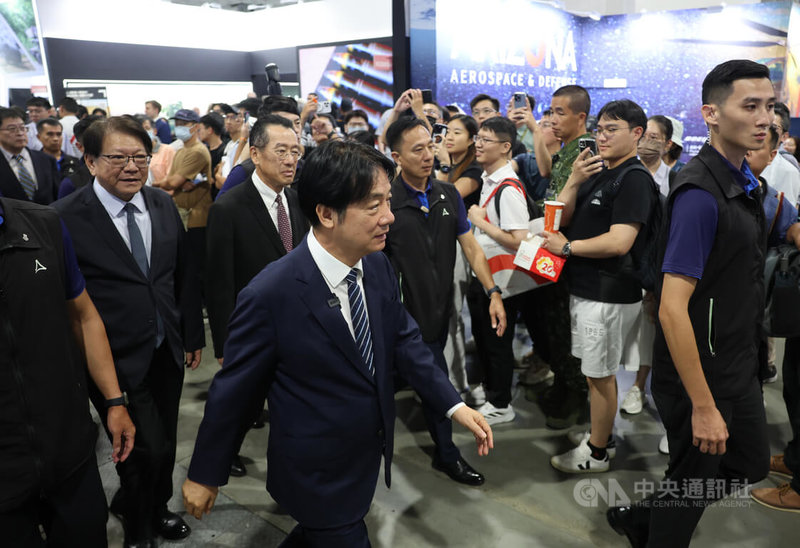 總統賴清德（前中）19日下午現身南港展覽館參觀2025台北國際航太暨國防工業展，沿途吸引民眾目光，不少人拿出手機搶拍賴總統身影。中央社記者趙世勳攝　114年9月19日