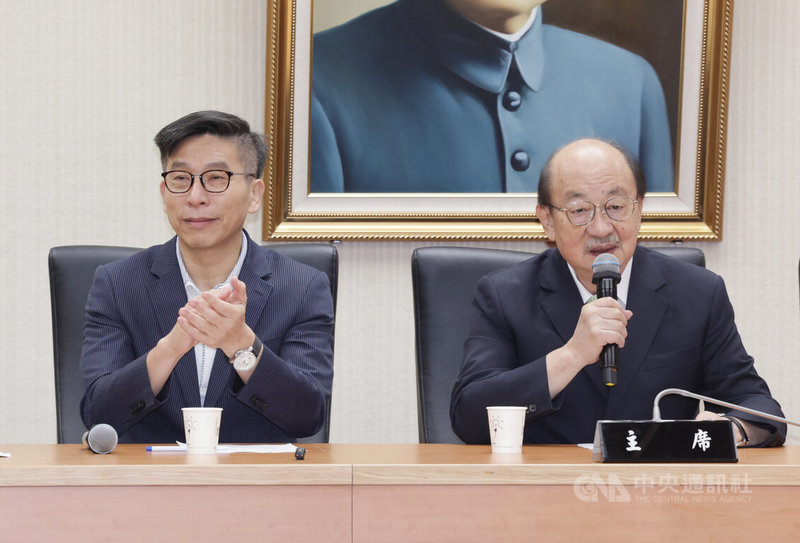 立法院新會期19日開議，民進黨團召開黨團會議，進行黨團幹部選舉等事項，會後公布結果，由民進黨立委鍾佳濱（左）擔任幹事長，民進黨立委陳培瑜擔任書記長，右為續任民進黨團總召的柯建銘（右）。中央社記者裴禛攝　114年9月19日