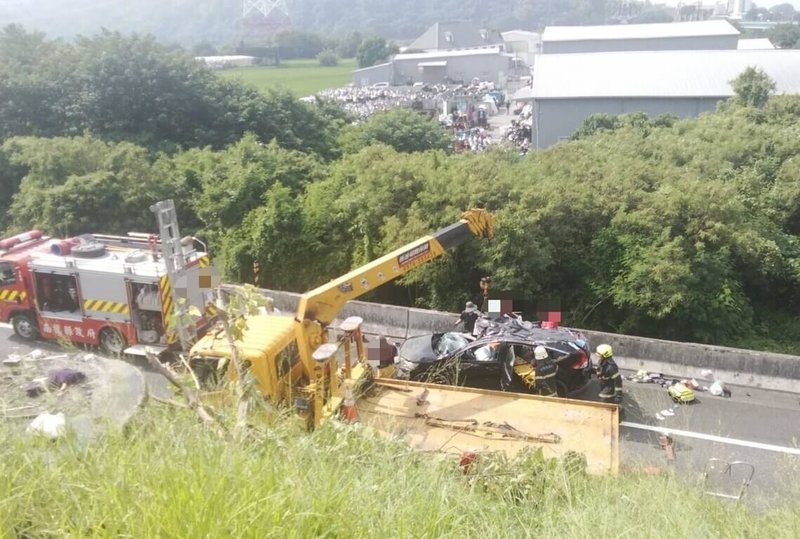 1輛汽車19日行經國道6號東向3公里處、台中市霧峰區路段，自撞外側護欄衝出邊坡，掉到舊正交流道入口匝道，車內5人獲救意識清楚；事故現場約40分鐘排除。（民眾提供）中央社記者蕭博陽南投縣傳真　114年9月19日