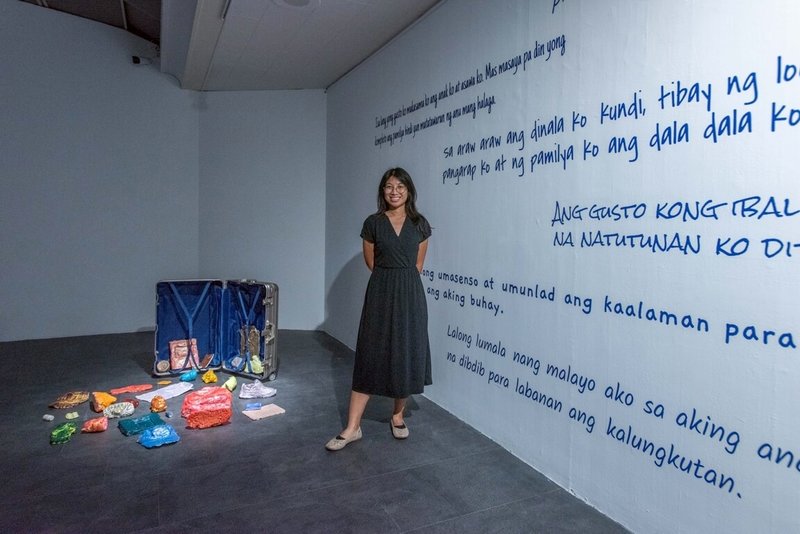 高雄市立美術館KSpace高雄實驗場20日將推出菲裔美籍藝術家妮可萊．布恩迪亞．古皮特（Nicolei Buendia Gupit）個展「跨越海洋」（Tawid Dagat）；展品包括與高雄及台北的菲籍移工交流後產出的裝置作品「好運」（圖）。（高雄市立美術館提供）中央社記者林巧璉傳真  114年9月19日