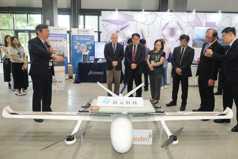 工研院19日在台南沙崙綠能科技示範場域舉辦「SOUTH NEXT機器人與無人機產業創新論壇」，台南市長黃偉哲（前右5）等人參觀展示成果。（台南市政府提供）中央社記者楊思瑞台南傳真  114年9月19日