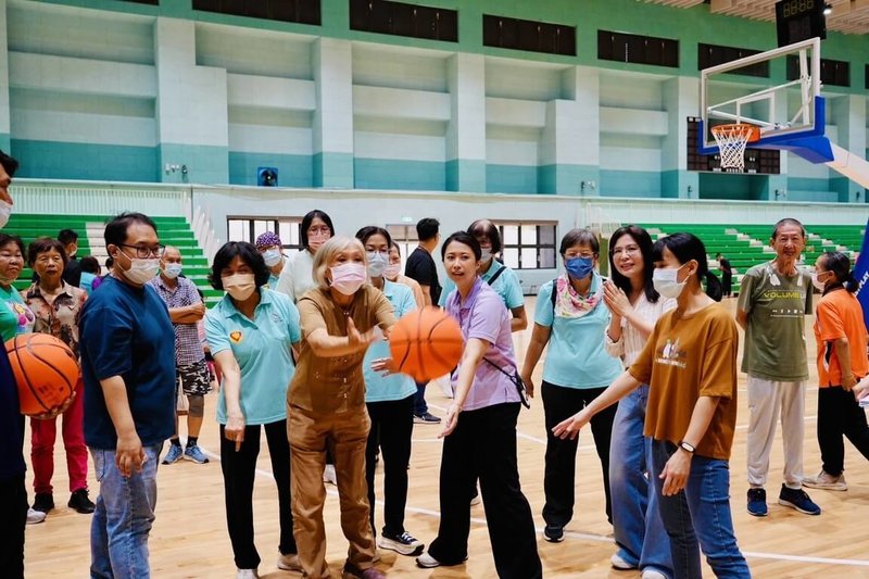 澎湖「平安樂活保長青運動會」19日舉行,近400名長者齊力運動,參與投籃高手投球的剎那,場面溫馨有趣。(澎湖縣政府提供)中央社 114年9月19日