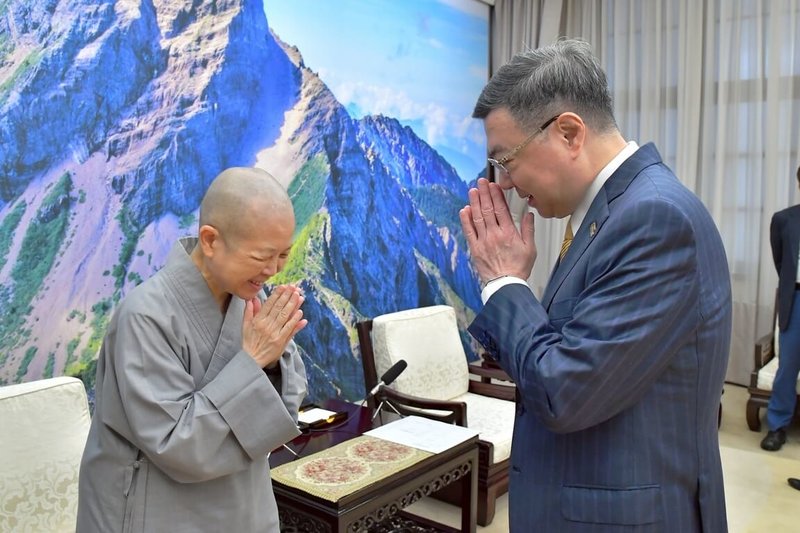 法師釋昭慧主張不領普發現金1萬元,改捐為「國家續命專款」,行政院長卓榮泰19日接見釋昭慧時指出,感謝民間提供一個正面、健康的選項。(行政院提供)中央社記者賴于榛傳真 114年9月19日