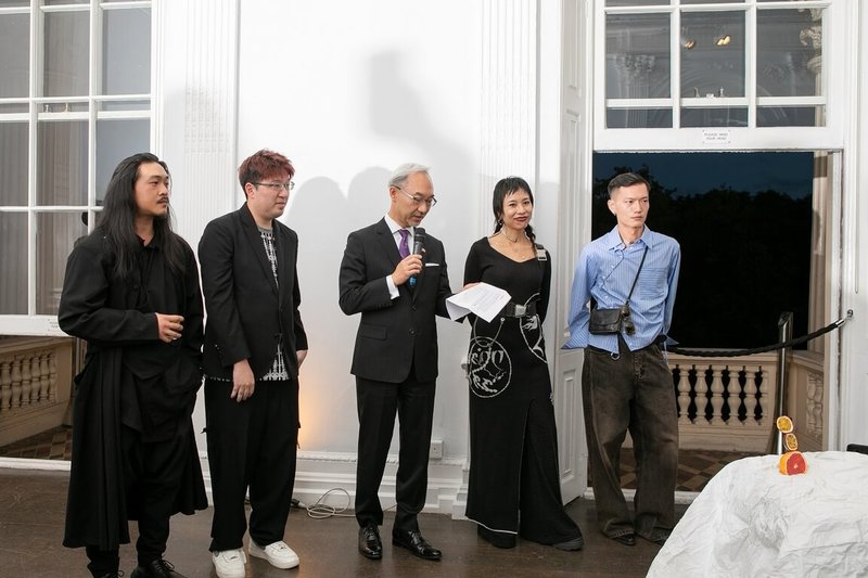 文化部於英國當地時間18日辦理「從台北到倫敦－台灣創意感官盛宴」媒體見面會，由駐英國代表姚金祥（中）與4名台灣設計師為活動開場，左起為INFDark 設計師郭瑋、APUJAN設計師詹朴、JENN LEE設計師李維錚、RAY CHU設計師朱柏諺。（文化部提供）中央社記者王寶兒傳真　114年9月19日