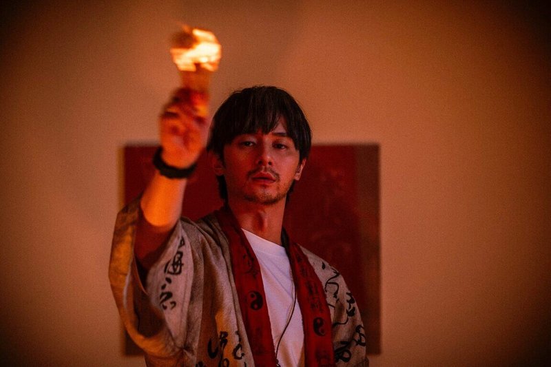 演員張軒睿（圖）在電影「泥娃娃」一改陽光形象，披上道袍化身驅魔師，開拍前他還特別跟著道長學習。（天予電影提供）中央社記者王心妤傳真　114年9月19日