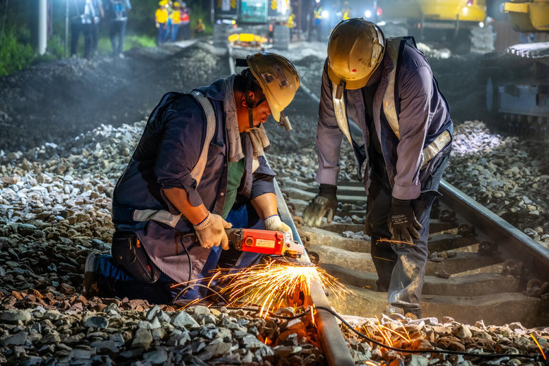 交通部致力花東鐵路雙軌電氣化，鐵道局19日表示，9日跨10日夜間已將康樂至知本間東正線切換至西正線，將拆除東正線舊路線，改善老舊橋梁等基礎並重新鋪設軌道，成為新設東正線，進而完成此路段雙軌化工作。（鐵道局提供）中央社記者黃巧雯傳真　114年9月19日