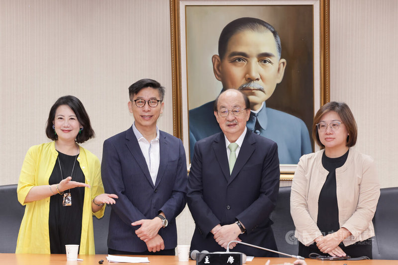 立法院新會期19日開議，民進黨團召開黨團會議，進行黨團幹部選舉等事項，總召柯建銘（右2）會後公布投票結果，由民進黨立委鍾佳濱（左2）擔任幹事長，民進黨立委陳培瑜（右）擔任書記長，原幹事長吳思瑤（左）卸任。中央社記者裴禛攝　114年9月19日