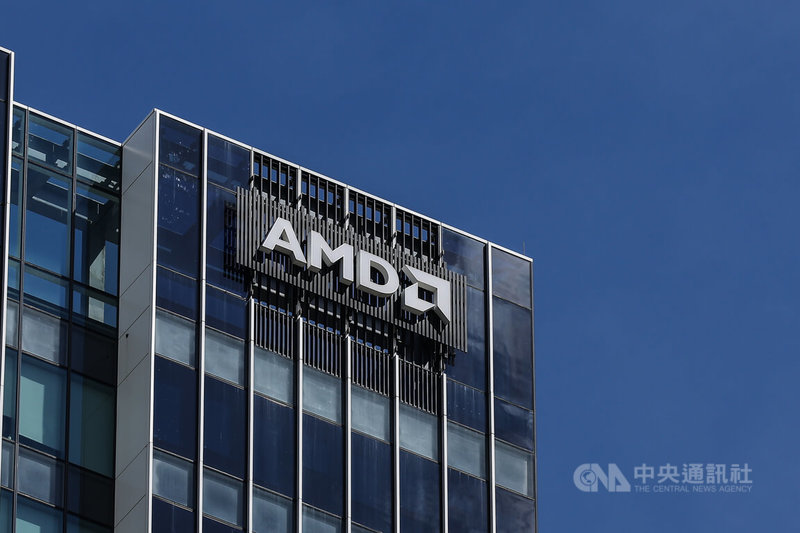 人工智慧（AI）晶片龍頭廠輝達（NVIDIA）宣布將投資英特爾（Intel）50億美元，雙方將合作開發個人電腦（PC）和資料中心晶片。半導體產業專家表示，輝達與英特爾合作，超微（AMD）與安謀（Arm）恐將首當其衝，台積電尚不致面臨輝達轉單風險。圖為台北市超微（AMD）南港總部外觀。中央社記者翁睿坤攝  114年9月19日