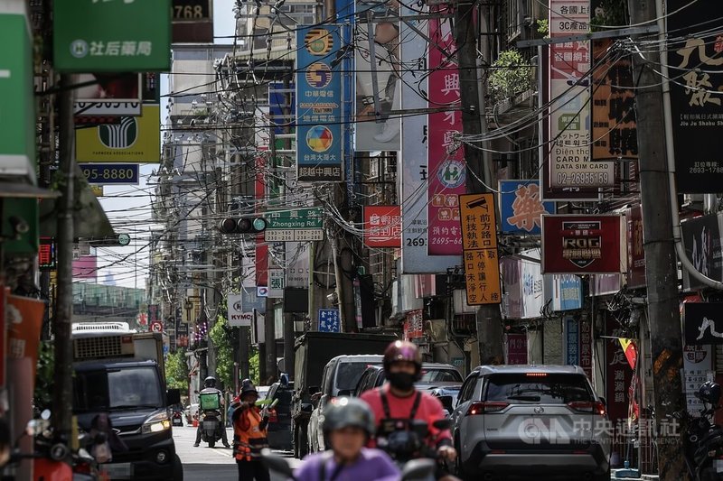 電價費率審議會19日決議，先前連4漲的產業電價這次凍漲；民生電價則微調各級距單價，影響逾1400萬戶，整體平均調幅0.71%。圖為新北市汐止區一處街道，電桿電線在空中縱橫交錯。中央社記者翁睿坤攝  114年9月19日