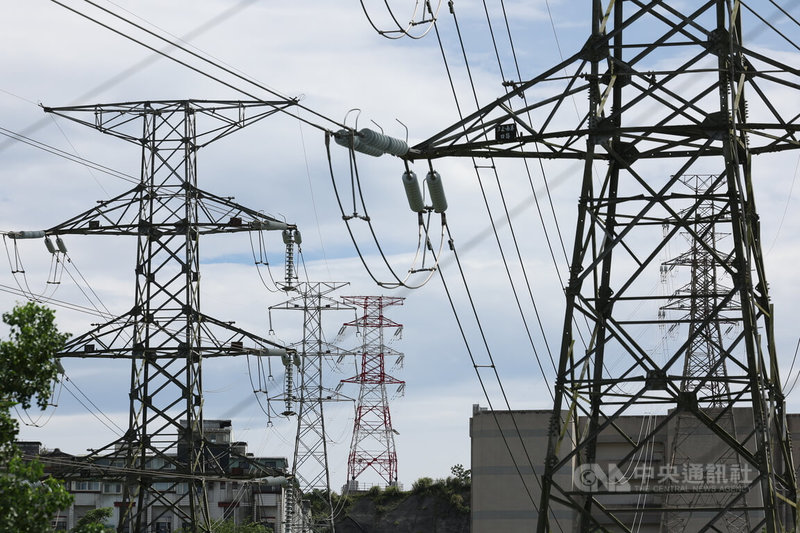 經濟部19日表示，民生電價大多採用累進電價，前3段級距電價長期低於供電成本，為反映成本及節約用電，決議微調各級距單價。圖為新北市汐止超高壓變電所周邊高壓電塔。中央社記者翁睿坤攝 114年9月19日