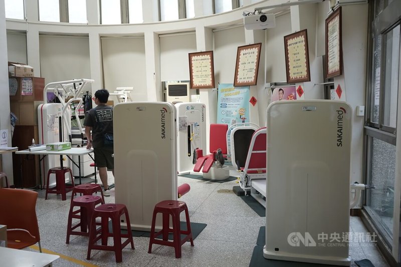花蓮縣秀林鄉衛生所內擺設多種健身器材,衛生所主任田惠文表示,希望讓病患在候診過程中,也能利用時間使用。中央社記者張祈攝 114年9月19日