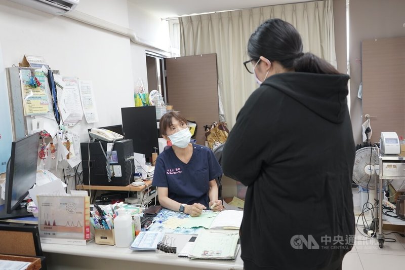 花蓮縣秀林鄉衛生所主任田惠文（左）投入原鄉醫療20多年，走進部落推廣醫療、預防保健觀念，並落實「以個案為中心」的理念，不是看病而是陪伴病患度過病程，自我要求要認得每一名列管病患。中央社記者張祈攝　114年9月19日