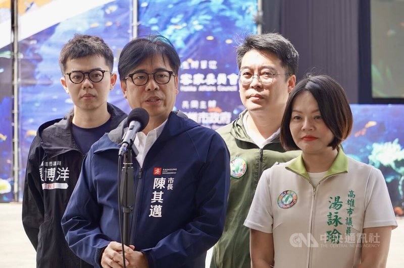 高雄美濃農地遭大範圍盜採土石及回填廢棄物,媒體報導有藍綠民代涉入其中。高雄市長陳其邁(前左)19日接受媒體聯訪表示,希望橋頭地方檢察署能向上溯源,瓦解共犯結構,不論身分或政黨,一定嚴辦到底。中央社記者董俊志攝 114年9月19日