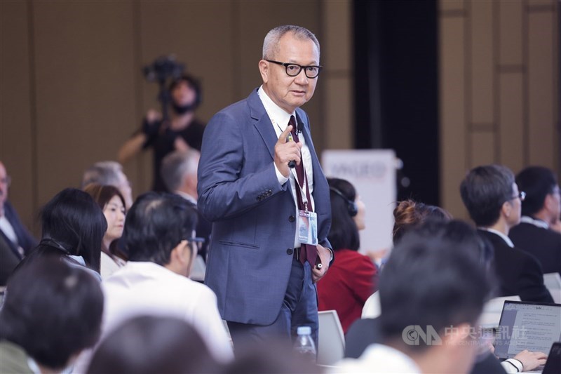 圖為被動元件大廠國巨董事長陳泰銘（中）。 （中央社檔案照片）