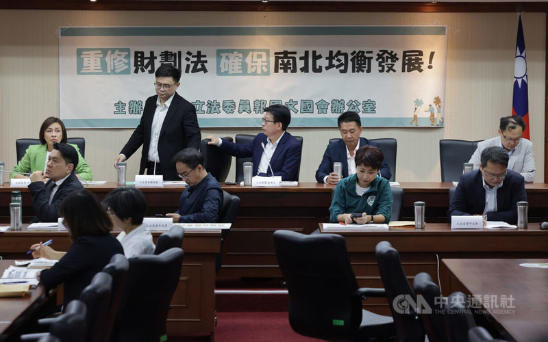 民進黨立委郭國文（後排中）與同黨立委邱議瑩（後排左起）、賴瑞隆、許智傑、徐富癸、李柏毅（前排左起）、李昆澤、陳亭妃、邱志偉共同舉行記者會， 會中播放嘉南高屏4縣市首長預錄影片，共同呼籲立法院重啟修法，確保南北均衡發展。中央社記者裴禛攝  114年9月19日