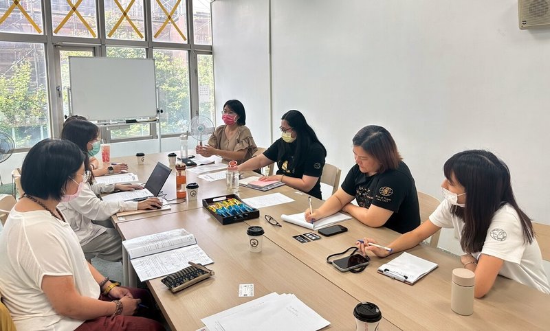 新北市社會局委託樂明身心障礙者服務中心與台灣盲人重建院協助視障者勇於面對失明衝擊、重新踏上人生旅程,兩單位透過生涯轉銜會議討論個案輔導計畫。(新北市社會局提供)中央社記者黃旭昇新北市傳真 114年9月19日