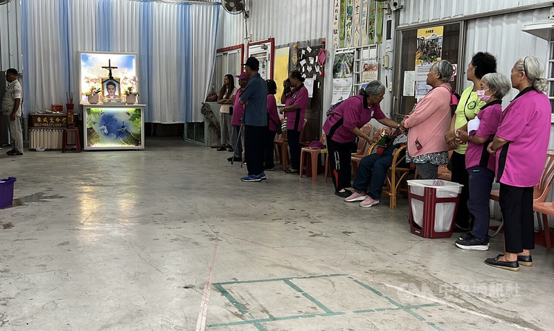 被譽為「超人醫生」的台東南迴地區醫生徐超斌18日晚間不敵病魔逝世,親友長輩19日上午聚集在徐超斌老家等待遺體送回,也有青年朋友幫忙整理靈堂。中央社記者盧太城台東攝 114年9月19日
