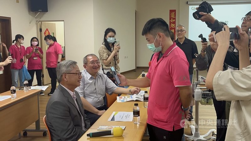 位在台南市的悠然山莊安養中心導入3項AI輔助系統,其中FaceHeart為非接觸式生理監測,國科會主委吳誠文(前左)參訪時試用。中央社記者趙敏雅攝 114年9月19日