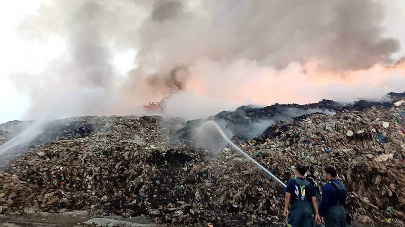 新竹縣新豐垃圾掩埋場19日凌晨起火燃燒,縣府表示,火勢上午已大致撲滅,持續殘火處理,但下風處須留意濃煙,可能影響範圍包括新豐、湖口及桃園市楊梅區。(新竹縣消防局提供)中央社記者管瑞平傳真 114年9月19日