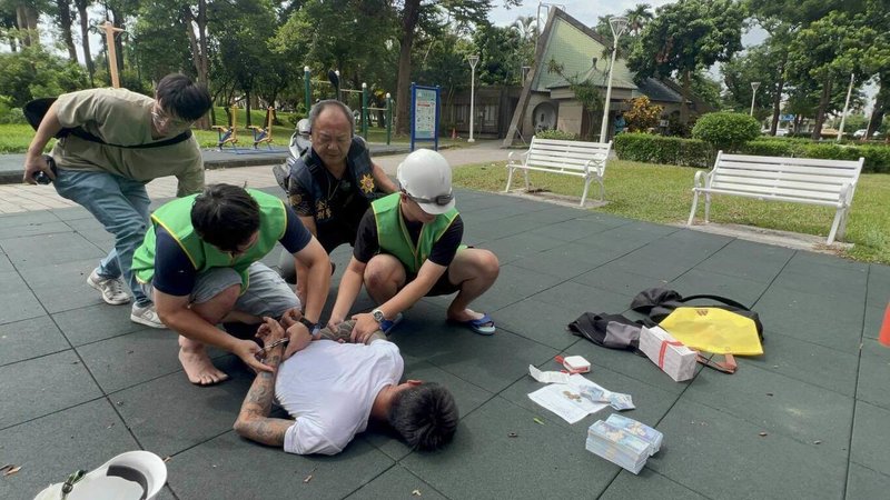 詐騙集團假冒金管會、檢警身分,詐騙金門民眾約新台幣200萬元,金門與高雄警方組成專案小組,趁詐團要求於高雄面交現金時,將車手逮捕。(金門縣警察局金城分局提供)中央社記者吳玟嶸傳真 114年9月19日
