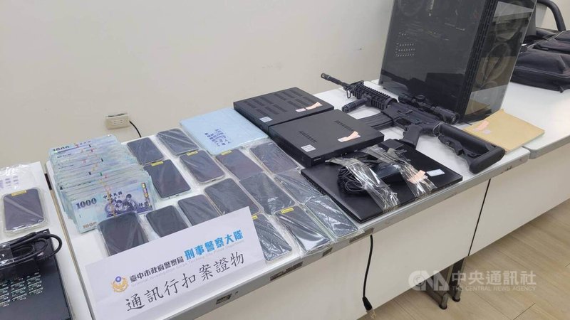 台中市警察局19日宣布破獲詐騙案，查扣人頭門號約4000門，起出大批通訊贓證物，清查被害人數約250名、財損金額約新台幣5億元。（翻攝照片）中央社記者郝雪卿傳真  114年9月19日