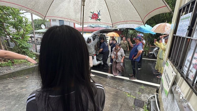 被譽為「超人醫生」的台東南迴地區醫生徐超斌近年飽受癌症之苦,18日晚間病逝,親友等人19日上午無畏雨勢,聚集在徐超斌老家等待遺體送回。中央社記者盧太城台東攝 114年9月19日