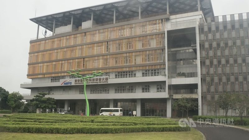 大南方新矽谷推動辦公室主任謝明得表示,位在台南沙崙的國科會資安暨智慧科技研發大樓吸引超微(AMD)、聯發科、達爾國際等15家企業、48個新創團隊及5家法人進駐。中央社記者趙敏雅攝 114年9月19日
