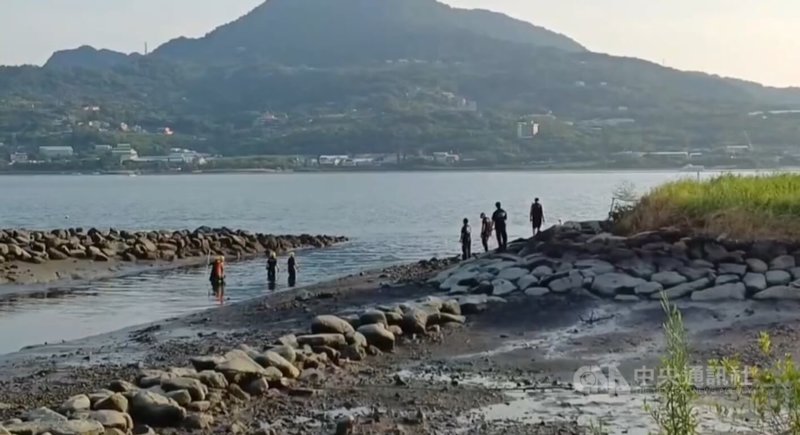 新北市淡水區93歲婦人8月初失蹤，員警、消防人員多次沿淡水河岸日夜展開搜尋未果，8月26日高灘處外包淨灘人員在紅樹林沼澤樹叢發現王婦遺骸。（翻攝照片）中央社記者曹亞沿傳真　114年9月19日