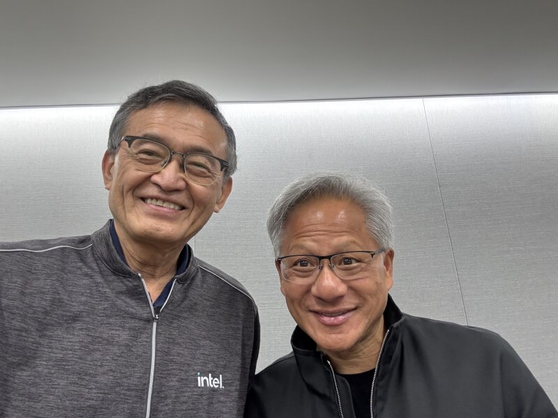 輝達執行長黃仁勳（右）與英特爾執行長陳立武（左）18日召開線上記者會，就雙方合作開發產品、及輝達入股英特爾之決策考量，回應外界提問。（圖取自x.com/lipbutan1）