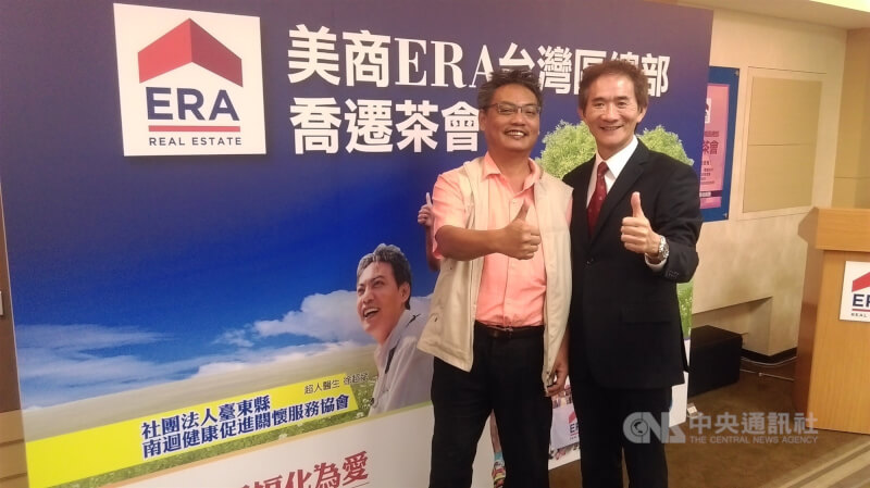 從台東到屏東枋寮118公里南迴公路上沒有一家醫院,徐超斌(左)2016年仍在奔走。美商房仲ERA台灣區總裁黃鵬䛥(右)多年前從電視報導上注意到這件事,已經舉辦為南迴而跑活動多年,募了一些經費。(中央社檔案照片)