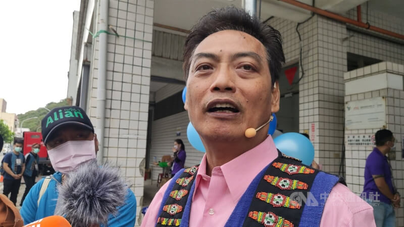 徐超斌(前)積極募款在台東南端籌組「南迴醫院」;但因醫院規模條件尚不具足,因此以漸進方式,2021年優先啟動居家護理所,接著在2022年7月12日成立「南迴診所」。(中央社檔案照片)