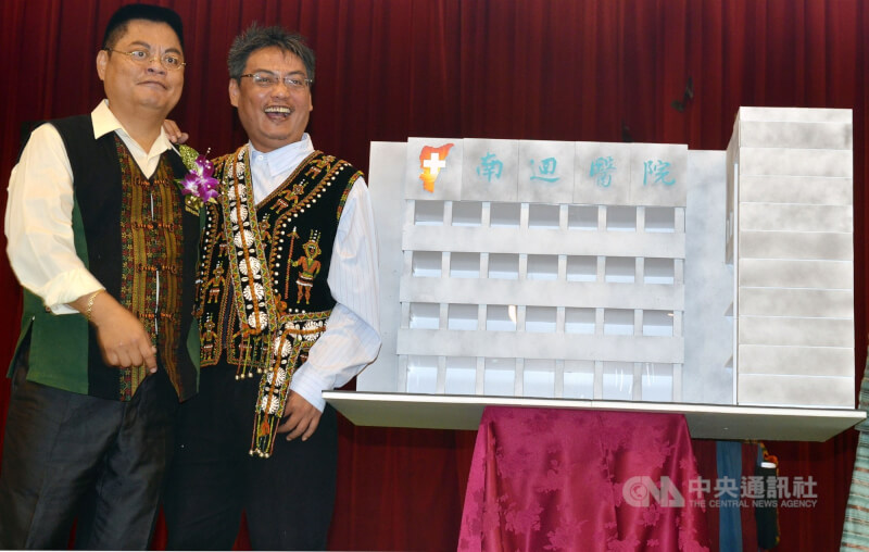 徐超斌多次向中央喊話,希望政府重視南迴公路的醫療問題,但始終未獲回應,決定「不等政府了」,由自己發起籌設「南迴醫院」。徐超斌(左2)2013年邀集地方人士籌設「醫療財團法人南迴基金會」,將募1.5億元成立4位醫生的「急救補助醫院」。(中央社檔案照片)