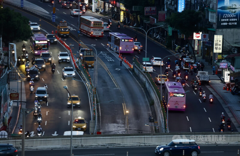台北市公館圓環路口改善工程啟動,圖為15日下班尖峰時刻車流。(中央社檔案照片)