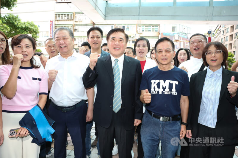 國民黨主席10月18日改選，9月15日至19日辦理領表登記作業。完成領表作業的前台北市長郝龍斌（前中）19日前往中央黨部登記參選，包括新北市議長蔣根煌（前左2）、國民黨立委賴士葆（前右2）等人到場陪同。中央社記者謝佳璋攝  114年9月19日