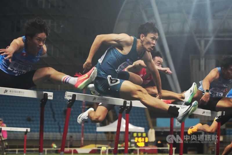 「台灣欄神」陳奎儒（左2）出征2025台灣國際田徑公開賽，7日晚間在男子110公尺跨欄決賽登場，最終跑出13秒75。中央社記者徐肇昌攝  114年6月7日