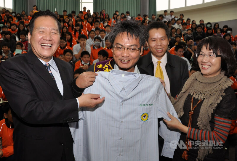 周大觀文教基金會2012年頒發全球熱愛生命獎章給中風後仍熱衷行醫的徐超斌,徐超斌說,當醫生是與生俱來的責任與使命。新竹市長許明財(左)致贈1件繡有學號「4141」的竹光國中學生制服給醫師徐超斌(前中),象徵徐超斌曾為4141名原鄉居民的努力與付出。(中央社檔案照片)