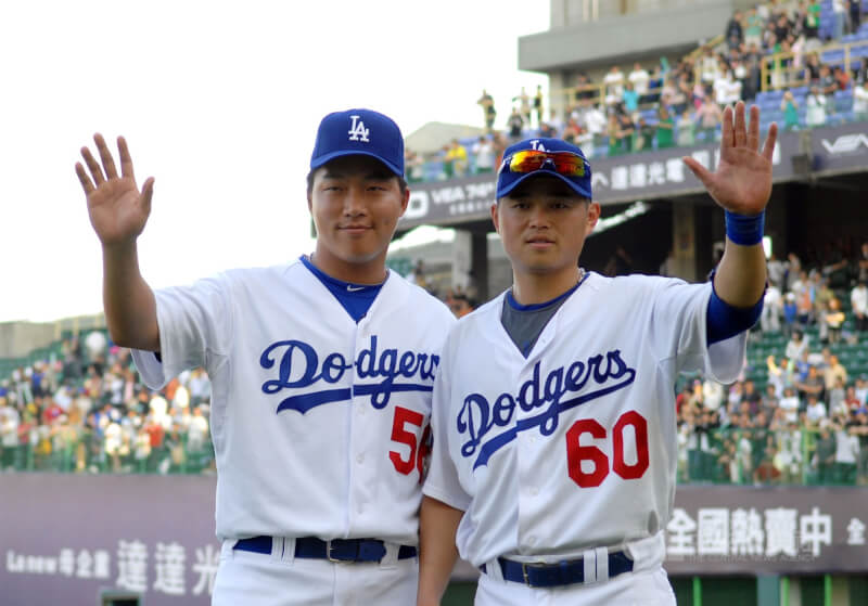 美國道奇隊與中華職棒明星隊2010年3月14日在高雄澄清湖球場舉行比賽,道奇隊台灣球員郭泓志(左)與胡金龍(右)賽後向球迷致意。(中央社檔案照片)