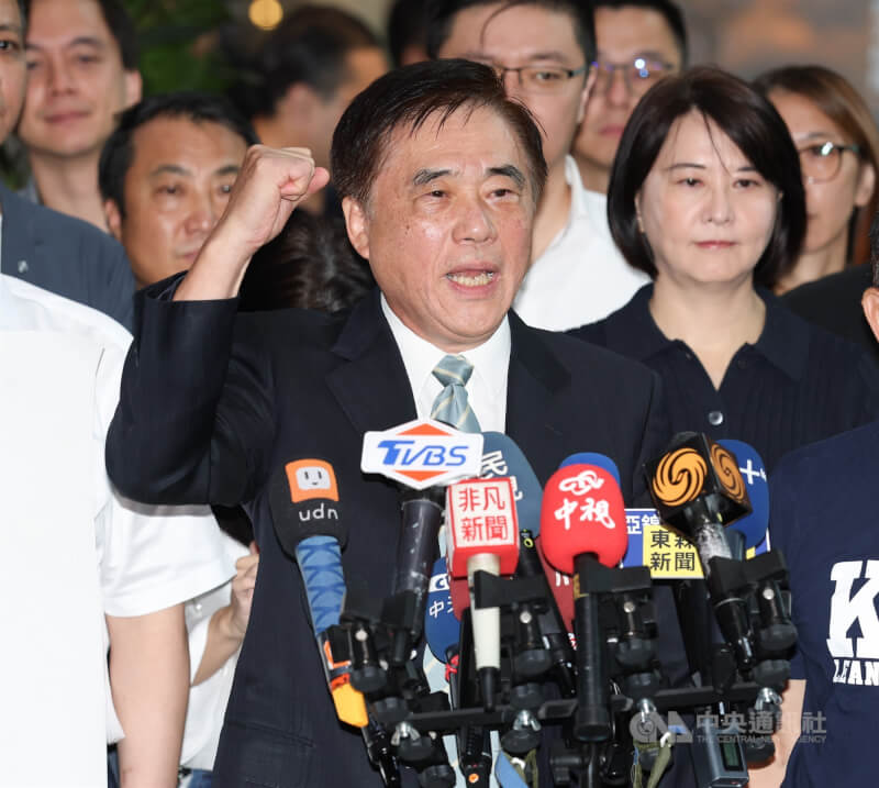 前台北市長郝龍斌（前中）19日前往國民黨中央黨部登記參選主席，他受訪時表示，要做黨內團結的桶箍，要用最大的誠意，求同存異，成就藍白合。中央社記者謝佳璋攝  114年9月19日