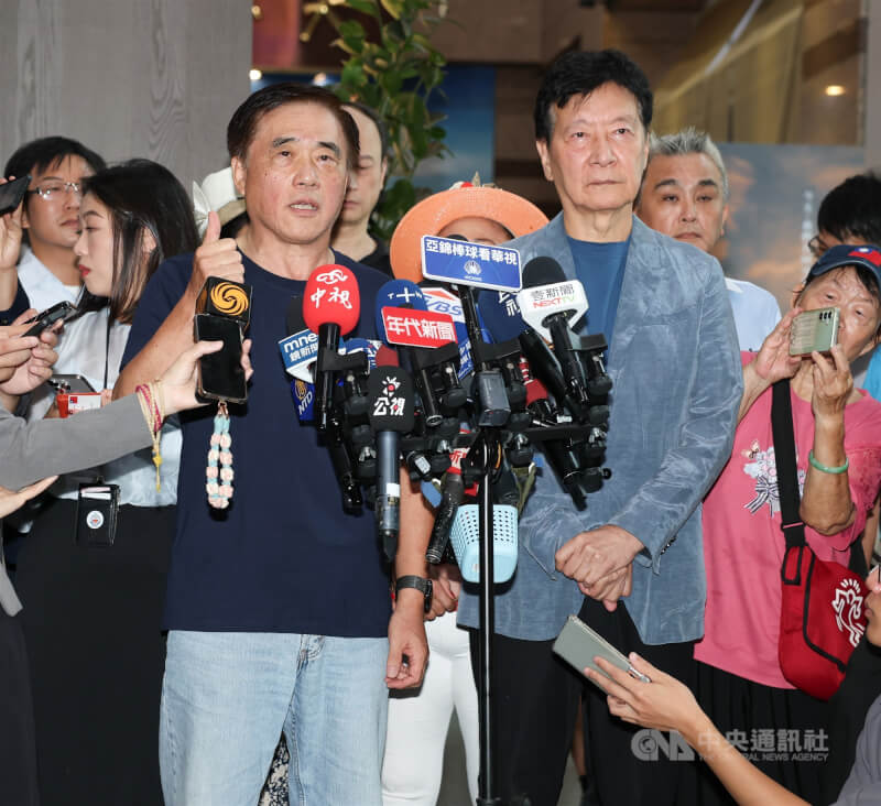 國民黨主席10月18日改選，9月15日至19日辦理領表登記作業。前台北市長郝龍斌（前左）18日由前中廣董事長趙少康（前右）陪同，前往中央黨部辦理領表作業，2人一同受訪回應媒體提問。中央社記者謝佳璋攝  114年9月18日